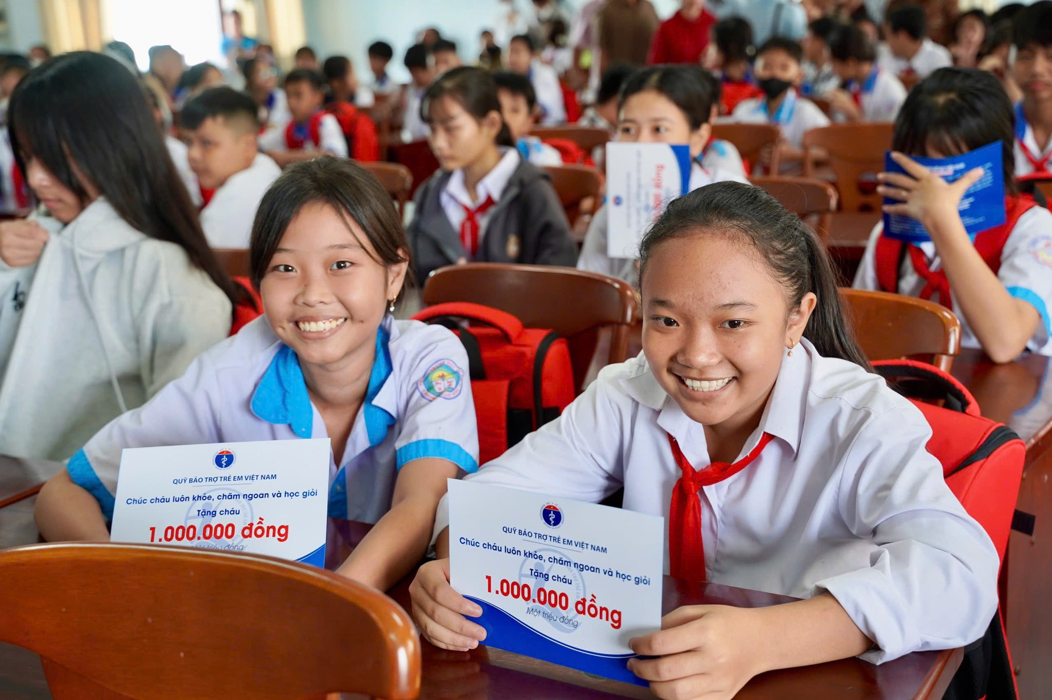 Dai-ichi Life Việt Nam hy vọng những phần quà thiết thực này không chỉ là sự sẻ chia, tình yêu thương mà còn tiếp thêm động lực để các em vui bước đến trường, không ngừng phấn đấu vươn lên mỗi ngày, hướng đến tương lai tốt đẹp mai sau.